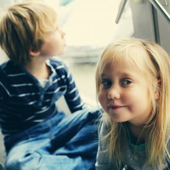 Una niña habla del autismo de su hermanito