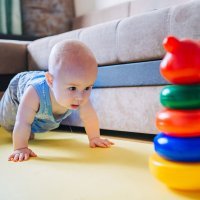 Cómo gatean los bebés