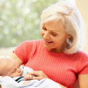 Nacen menos niños y de madres más mayores