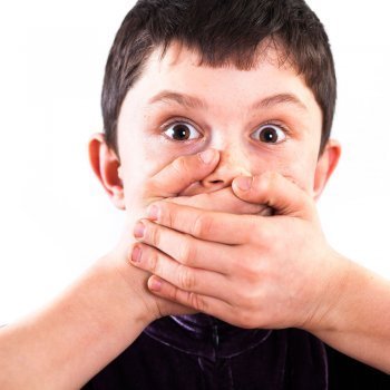 A qué se debe el mal aliento de los niños