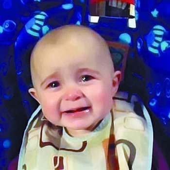 Un bebé llorando al escuchar a su madre cantar triunfa en Internet