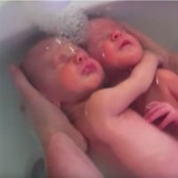 Baby Bath Spa, una técnica relajante para bañar al bebé