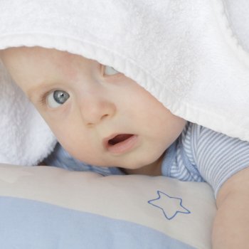 Los bebés saben cuando la actitud de alguien es amistosa o no