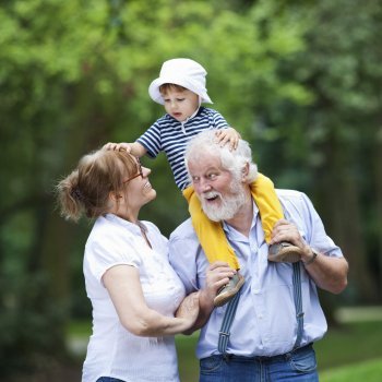 Abuelos: ¿crían o malcrían a sus nietos?