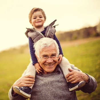 Abuelo y abuela en la cama 9