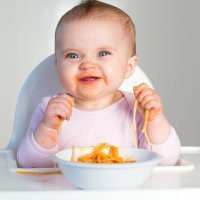 Cuando el bebé está preparado para comer con las manos