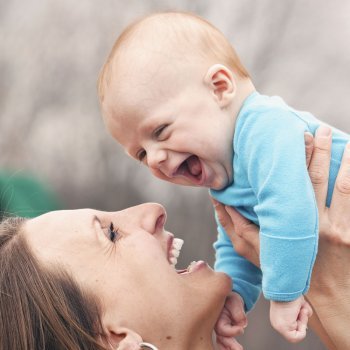 Qué hace reír a un bebé a carcajadas
