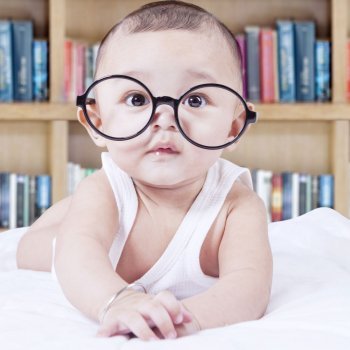 Bebé sonríe al poder ver a su mamá por primera vez