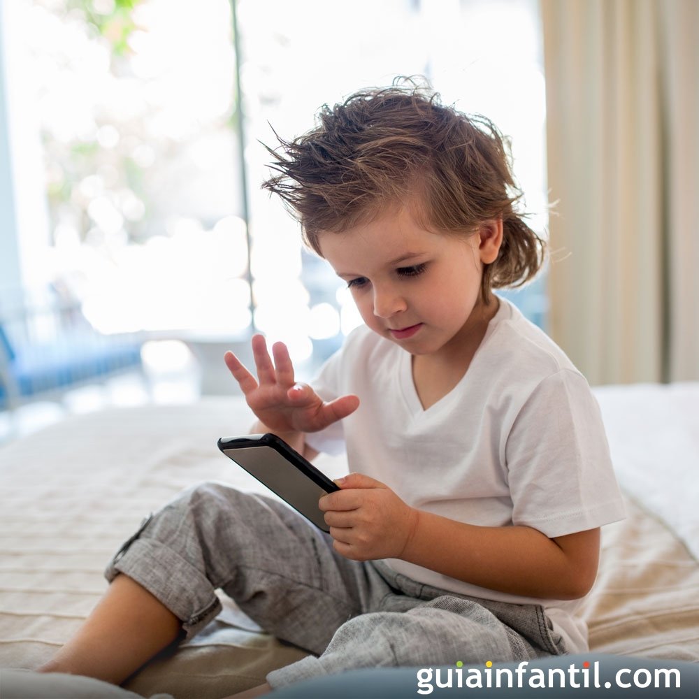 8 travesuras de los niños con el smartphone de sus padres