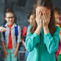 El que permite y no denuncia el bullying o acoso escolar es cómplice