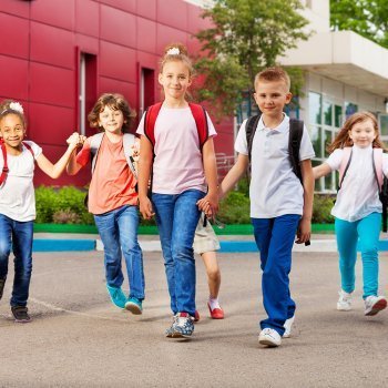 Qué dice la forma de caminar de los niños de su personalidad