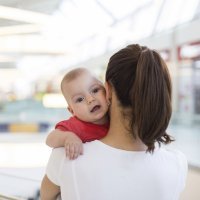 Por qué no dejar que un extraño lleve a tu bebé en brazos