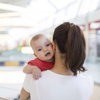 Por qué no dejar que un extraño cargue o tenga en brazos a tu bebé