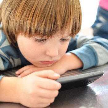 Por qué no debemos utilizar el móvil para tranquilizar al niño