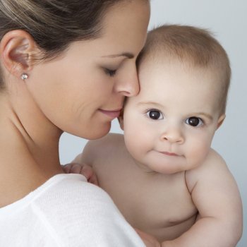 Por qué los bebés huelen tan bien