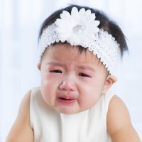 Cintas o bandas en la cabeza de bebés pueden causarles reflujo e insomnio