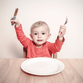 Por qué los niños pequeños deben usar cuchillos y vasos de cristal