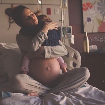 Emotiva despedida de una madre con su hija mayor antes de dar a luz