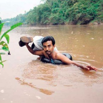 El profesor que cruza nadando un río todos los días para dar clase