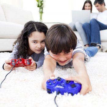 SOS ¿Debo dejar a mi hijo jugar a videojuegos como Among Us o Roblox?