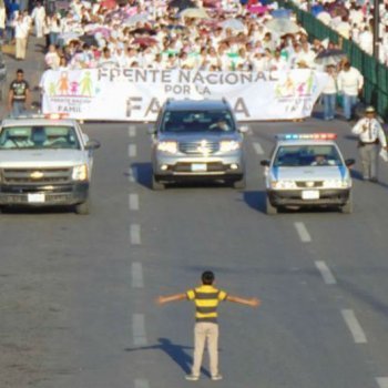 Un niño intentó parar una marcha contra el matrimonio igualitario