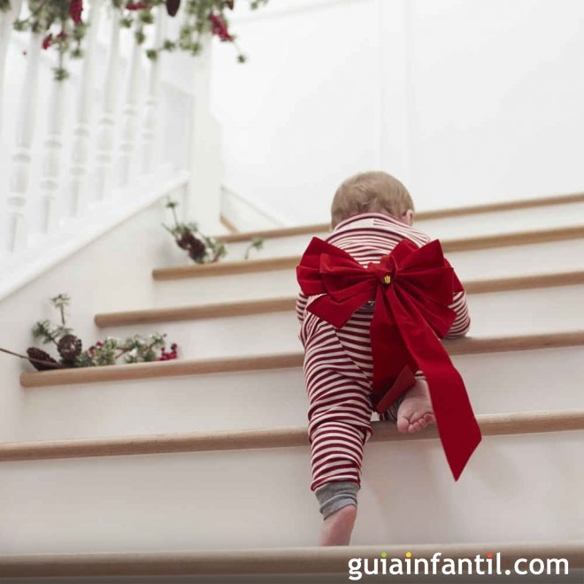 Trucos para enseñar al bebé a subir y bajar escaleras