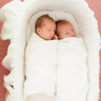 ¿Deben los gemelos dormir en la misma cama?
