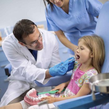 Mi niña tiene un diente negro ¿Por qué?