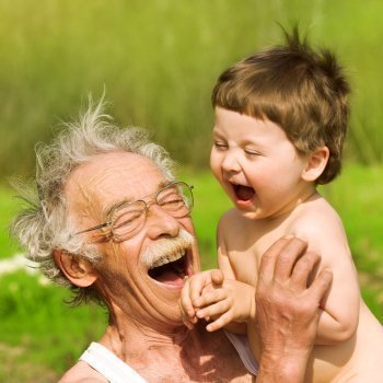 La ciencia descubre por qué los abuelos son tan cariñosos con los nietos