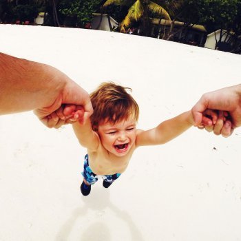 El peligro de levantar a los niños por las manos o brazos