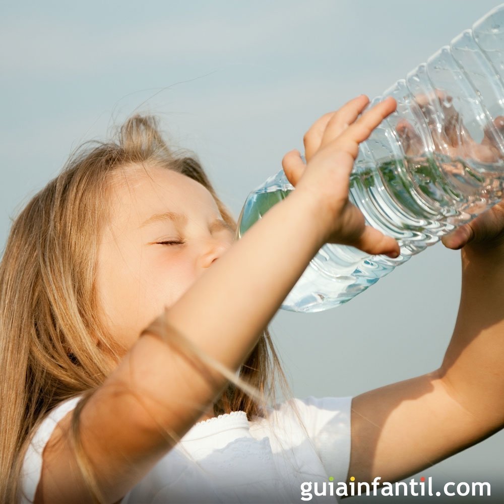 Consecuencias de que los niños beban en botella de plástico