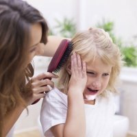 9 trucos infalibles para desenredar el pelo a las niñas