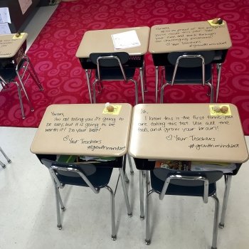 Las motivadoras frases que una profesora deja en los pupitres a sus alumnos