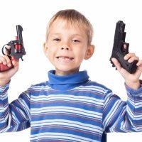 ¿Dejas que tu hijo juegue con juguetes bélicos?
