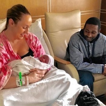 Despiden a un padre por asistir al nacimiento de su hijo y sucede algo asombroso