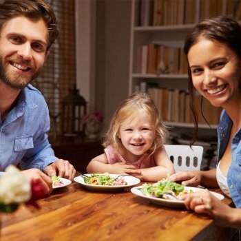 Por qué padres e hijos hemos de cenar juntos