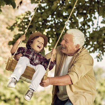 Cuidar a los nietos protege contra la demencia y el Alzheimer