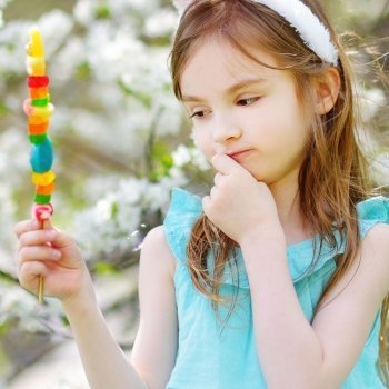 Antes de dar una golosina a tu hijo, espera... ¿sabes de qué están hechas?
