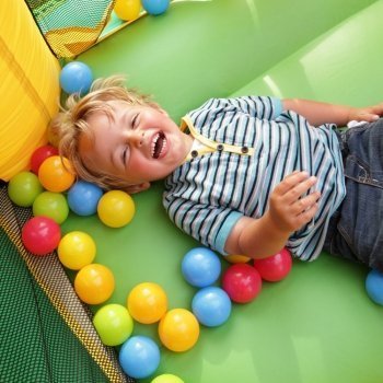 A qué juegan los bebés en la Escuela Infantil. Vídeo en 360º