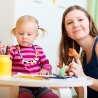 ¿Deben las cuidadoras educar a los niños que cuidan?