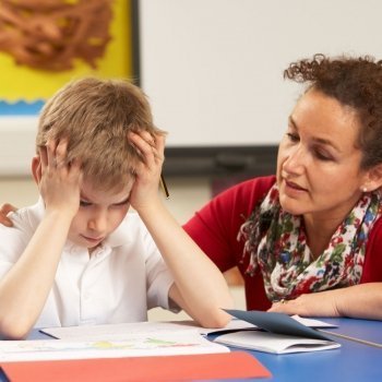 Cómo enseñar a niños con traumas a luchar por aprender