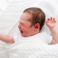 La auténtica razón por la que los bebés quieren dormir con sus padres