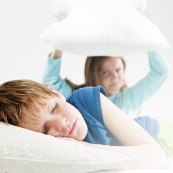 Cómo lidiar con un hermano molesto