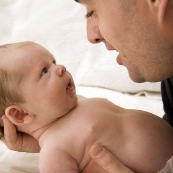 La técnica del Om para calmar el llanto del bebé de inmediato