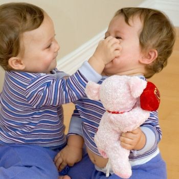 Una violenta pelea entre bebés para reflexionar sobre el uso de su imagen en redes