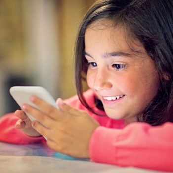 No al uso de móviles antes de los 14 años, según Bill Gates