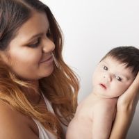Madres adolescentes, ¿quién cuida al bebé?