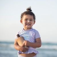 Los riesgos de utilizar una mala crema solar con bebés y niños