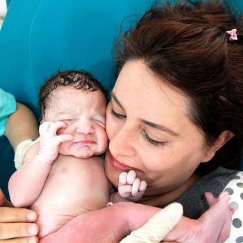 El recién nacido que parece andar por un acto reflejo