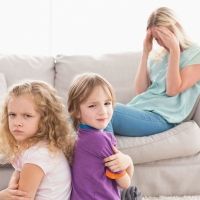 Por qué los niños se portan peor en presencia de las madres